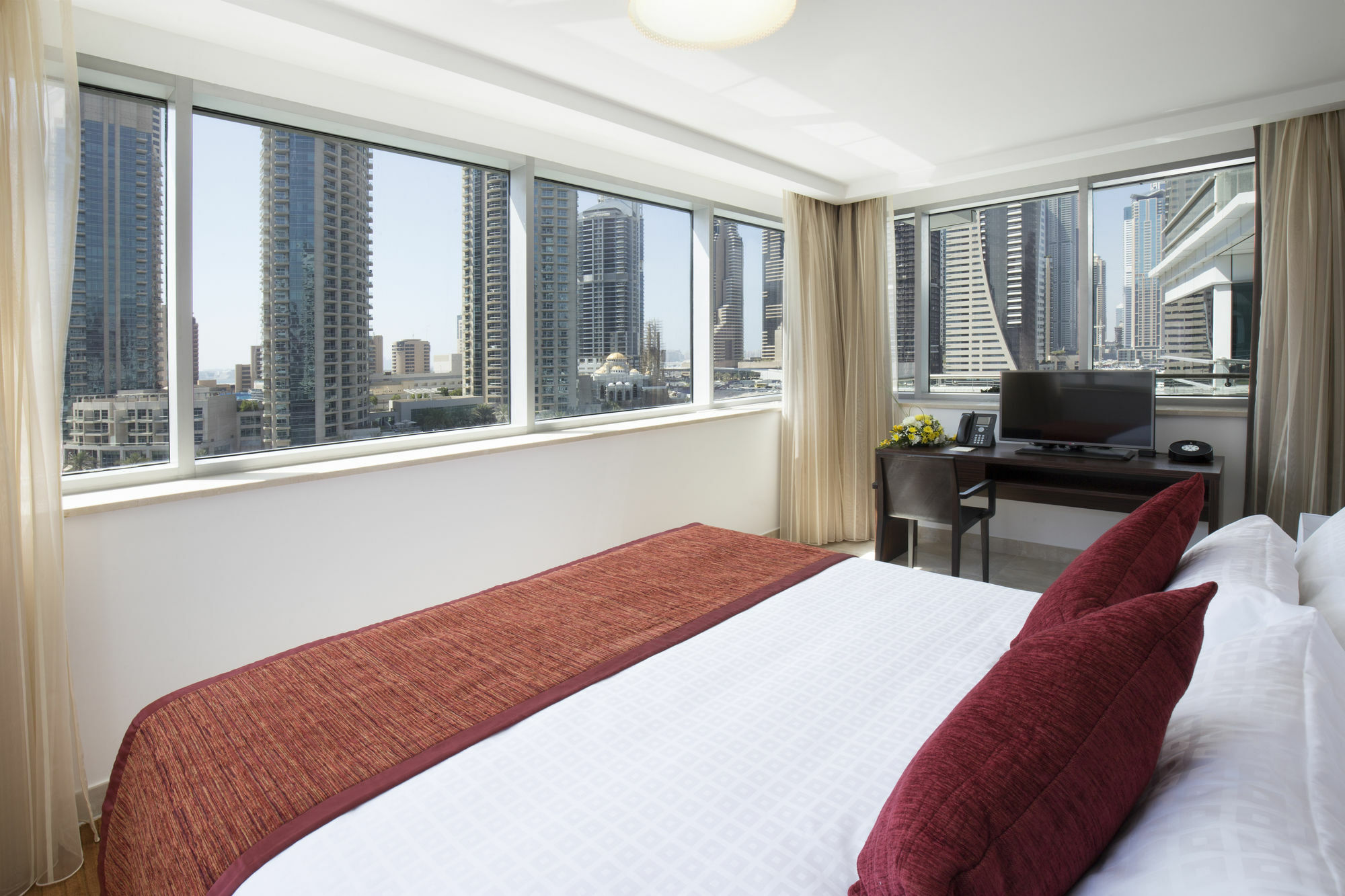 La Verda Suites And Villas Dubai Marina Exterior photo A bedroom at the hotel