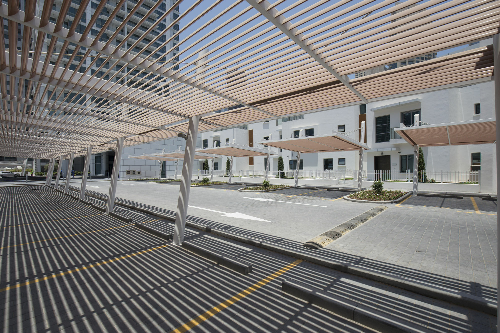 La Verda Suites And Villas Dubai Marina Exterior photo The complex's parking lot